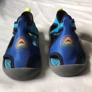 OshKosh kids water shoes size 12m. Machine washable. Nearly new condition.